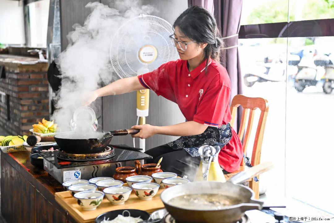 全网追的“扁担女孩”，找了一份暑假工，时薪12元 - 喀什生活资讯 - 喀什28生活网 ks.28life.com